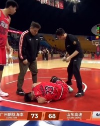 kaiyun-😭不要啊！郭艾伦反击对抗后 抱着左膝痛苦倒地 被担架车送出场