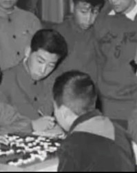 kaiyun-陈毅元帅正在全神贯注地与聂卫平下棋，在天赋面前，第一局就输了
